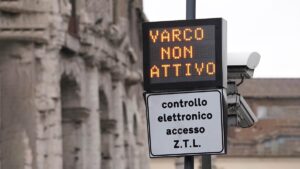 Cartello con display che segnala varco di accesso alla ZTL non attivo