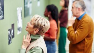 musei gratis: signora a una mostra