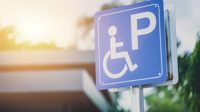 parcheggi per disabili Cartello parcheggio per disabili