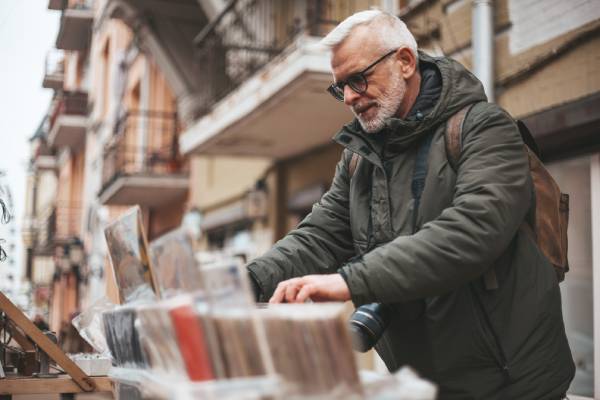 mercati rionali roma 3 Uomo mercato vintage vinili a Roma