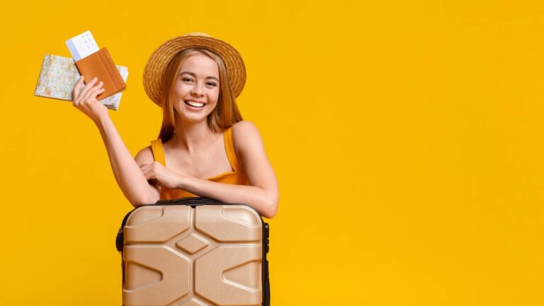 Assicurazioni di viaggio: ragazza con bagaglio