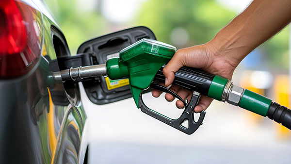 Mano che effettua rifornimento diesel