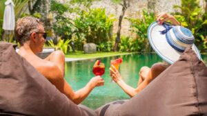 Viaggi di lusso: cocktail a bordo piscina