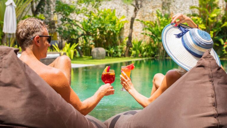 Viaggi di lusso: cocktail a bordo piscina