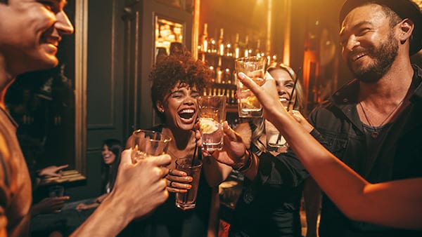 Ragazzi che brindano