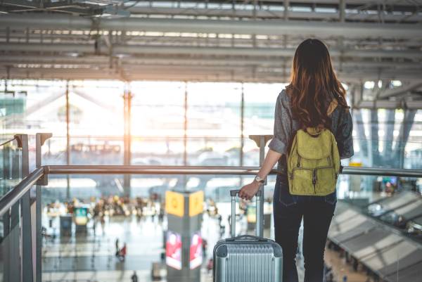 Ragazza in arrivo a Malpensa