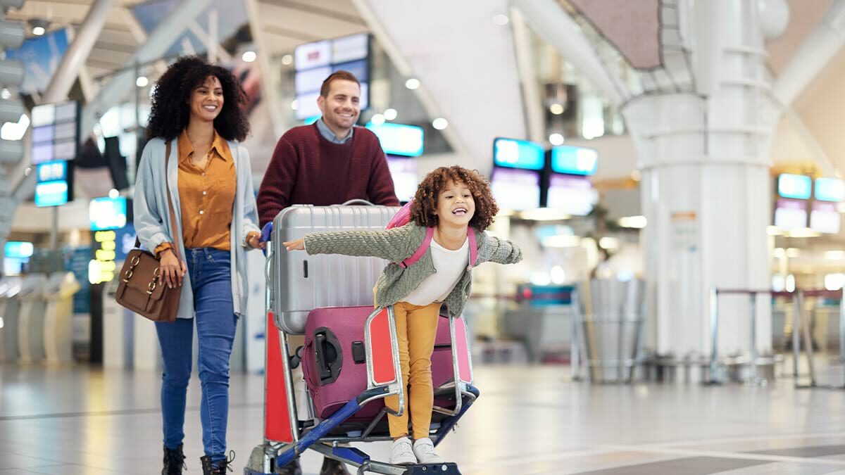 Deposito bagagli Malpensa: famiglia con carrello portabagagli