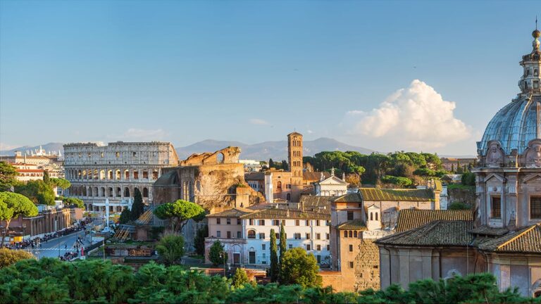 Curiosità da vedere a Roma: scorcio su città e Colosseo