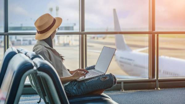 Ragazza in aeroporto con pc