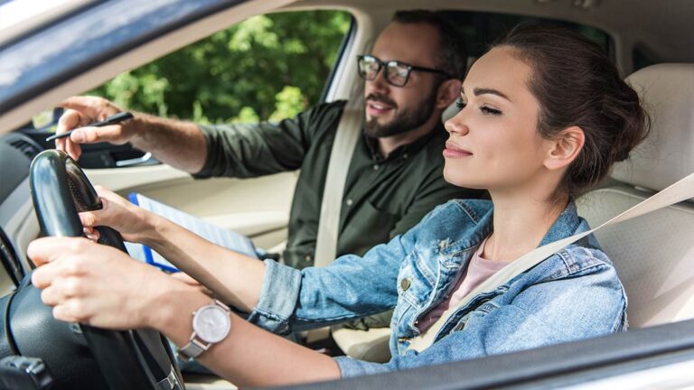 Patente novità 2026: ragazza fa pratica con istruttore