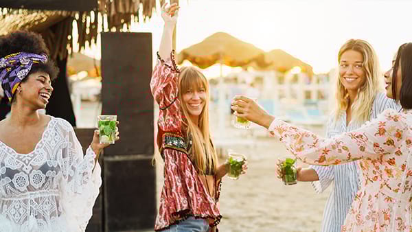Ragazza che guarda il panorama