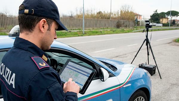 Autovelox nuove regole: controllo stradale con agente e dispositivo