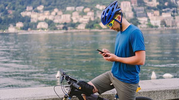 Cicloamatore sul lago di Como