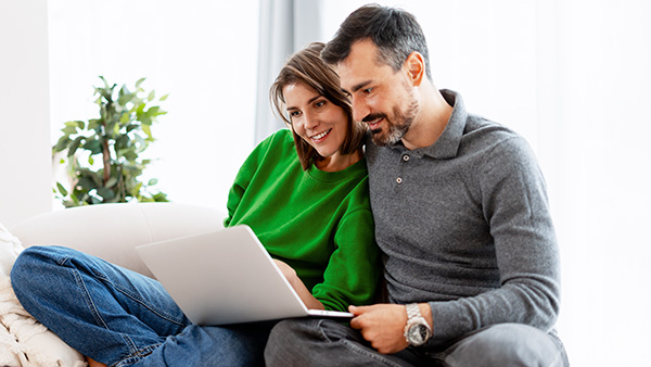 Coppia che fa pianificazione viaggi