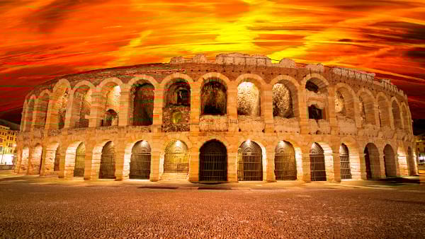 Arena di Verona con tramonto infuocato