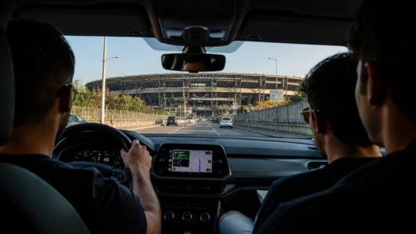 Ragazzi in auto che si dirigono allo stadio Maradona