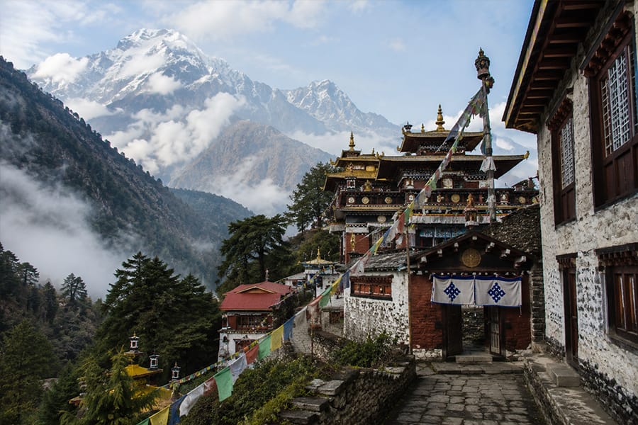 Monastero buddista tra le montagne del Nepal