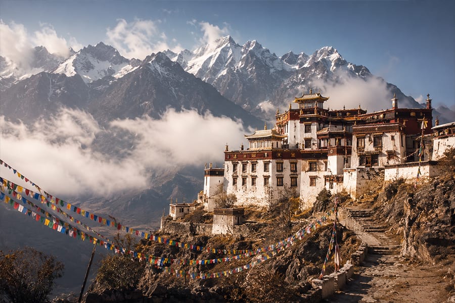 Monastero buddista arroccato sulle montagne del Tibet