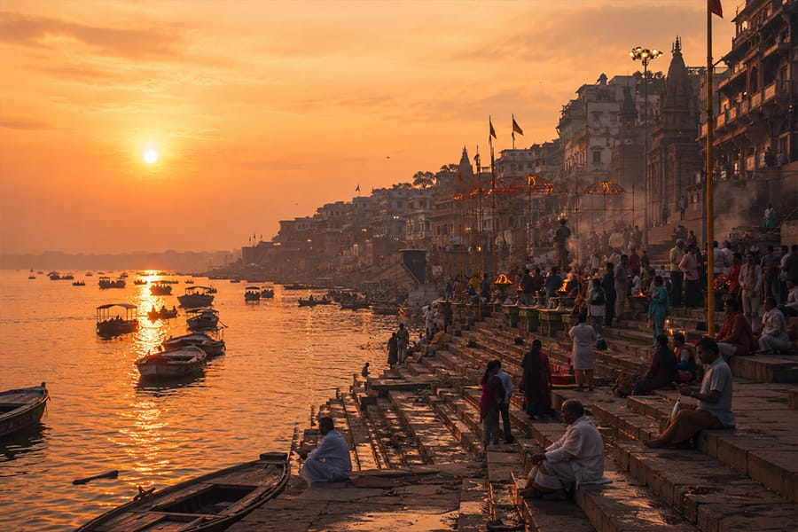Ghat sul Gange a Varanasi al tramonto