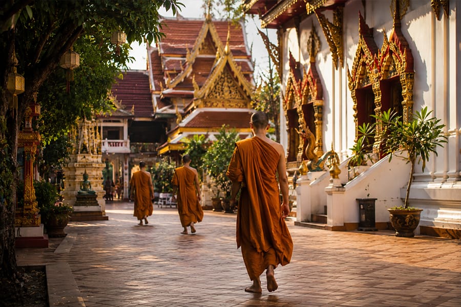 Monaci buddisti in un monastero in Thailandia