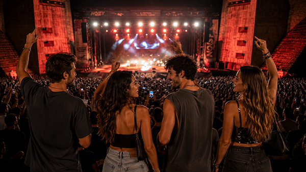 Ragazzi a un concerto all'Arena Flegrea