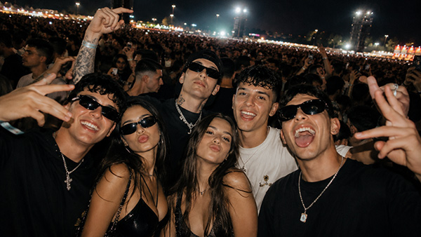 Ragazzi al concerto di Sfera Ebbasta alla Visarno Arena
