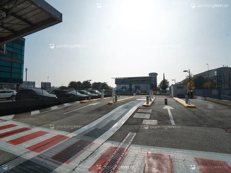 IngrIngresso parcheggi all'aperto Sky Parking - Aeroporto Verona