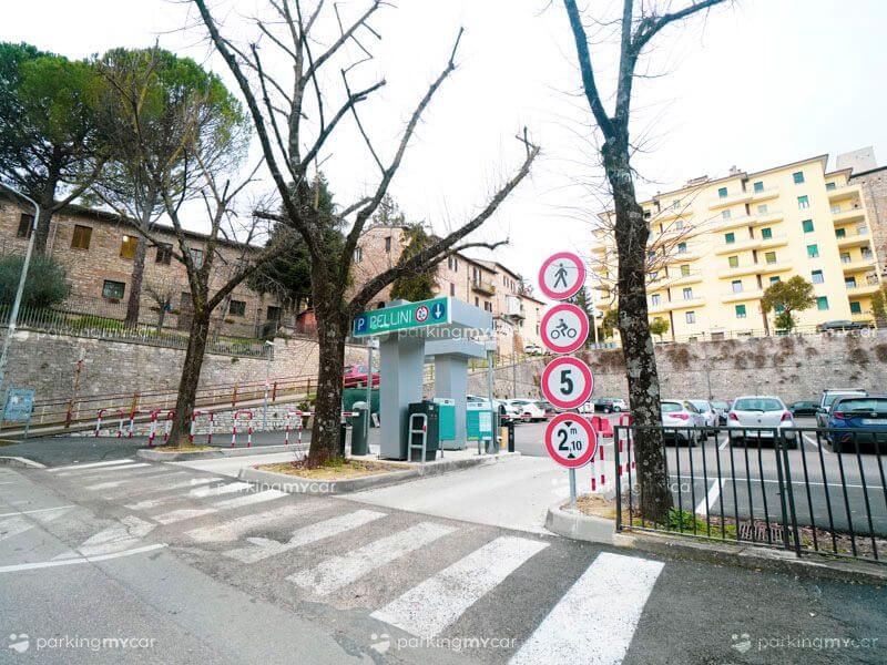 Strisce pedonali davanti ingresso SABA Pellini - Perugia centro città