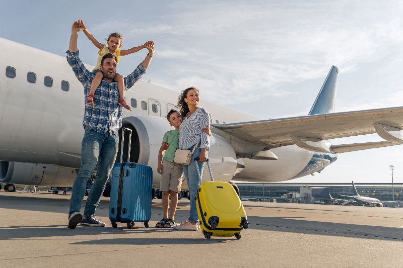 Famiglia su pista di atterraggio in aeroporto