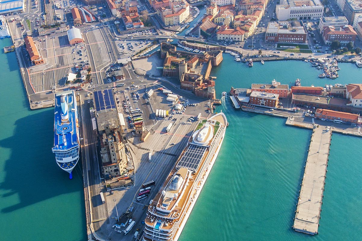 Vista porto di Livorno