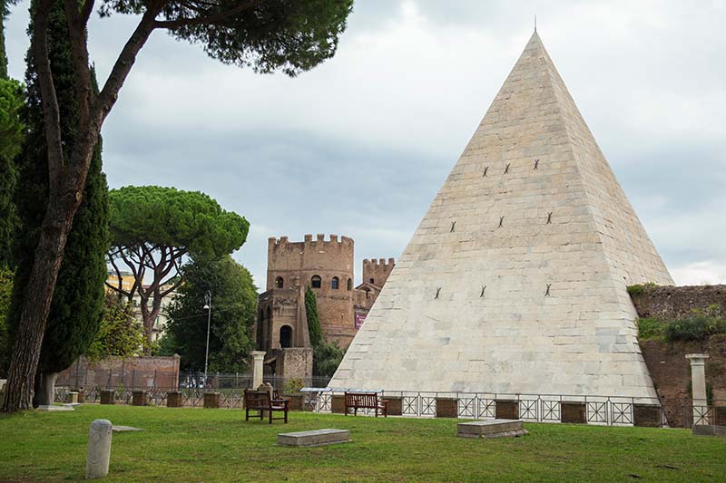 Vista piramide di Caio Cestio a Roma