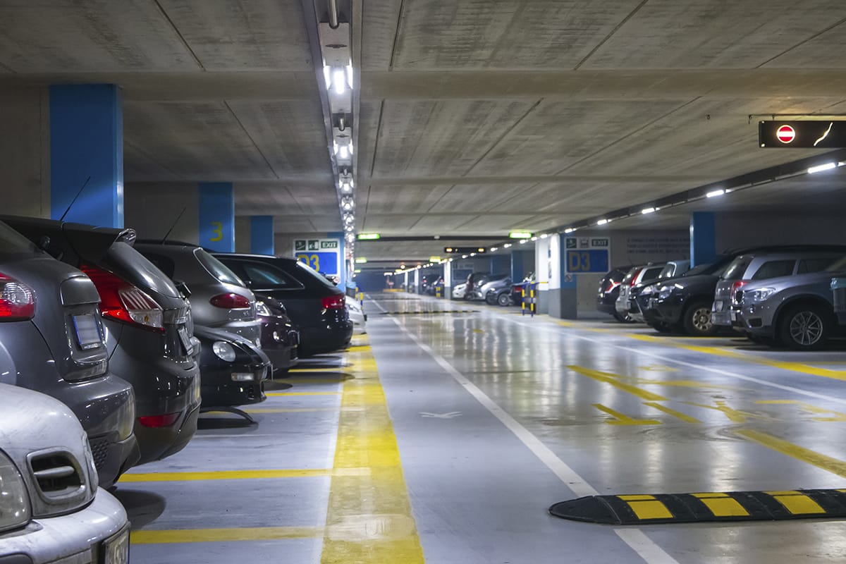 Auto in sosta parcheggio multipiano