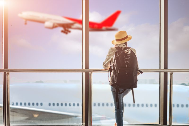 Passeggero in sala d'attesa aeroporto di Crotone
