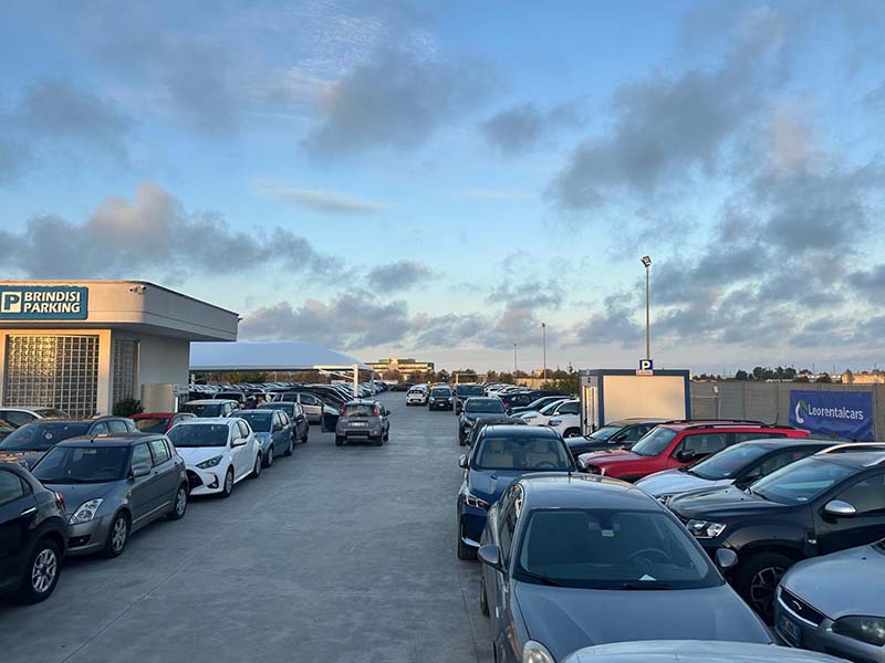 Parking Brindisi - Aeroporto Brindisi auto parcheggiate Parking Brindisi - Aeroporto Brindisi