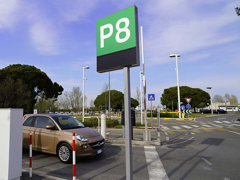 P8 - Parcheggio Ufficiale Aeroporto di Venezia Ingresso P8 - Parcheggio Ufficiale Aeroporto di Venezia