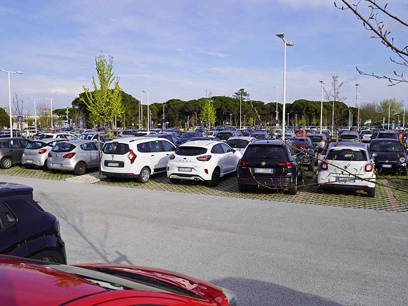 P8 - Parcheggio Ufficiale Aeroporto di Venezia Posti auto all'aperto P8 - Parcheggio Ufficiale Aeroporto di Venezia