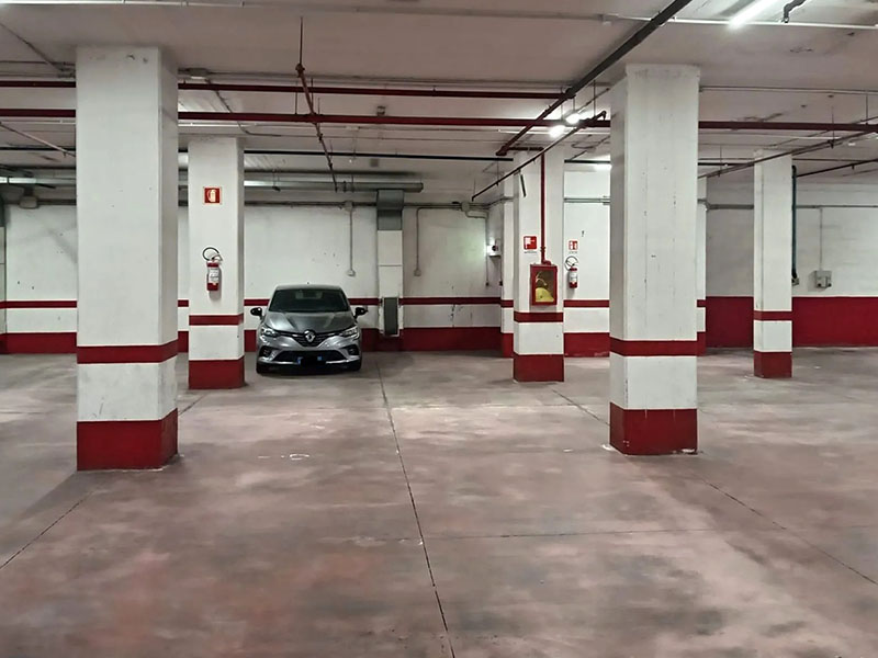 Il nuovo mondo autorimessa - Bari città Auto parcheggiata Il nuovo mondo autorimessa - Bari città