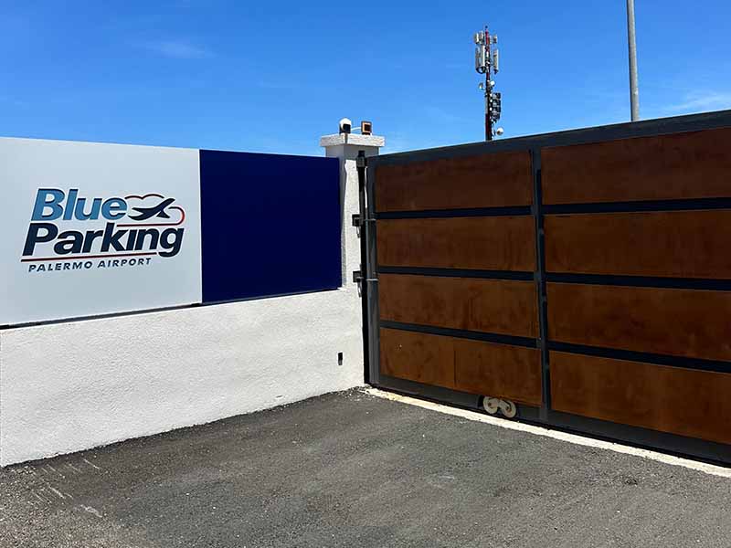 Blue Parking - Aeroporto Palermo Cancello e logo Blue Parking