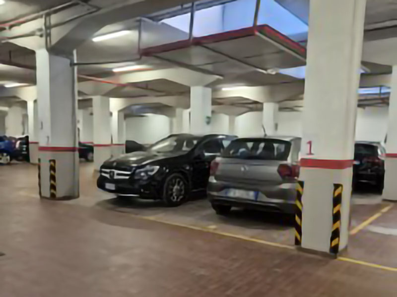 Veicoli parcheggiati al coperto