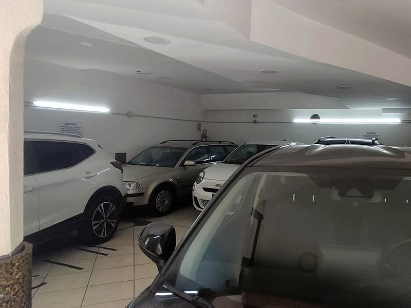 Parking Sosta Sicura - Napoli Centro Auto parcheggiate al coperto a Parking Sosta Sicura - Napoli Centro