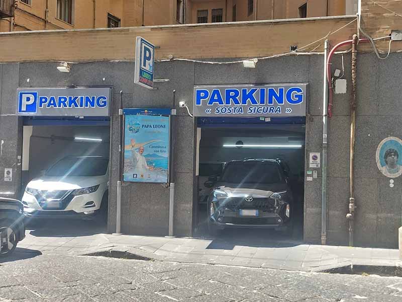 Parking Sosta Sicura - Napoli Centro Auto in sosta a Parking Sosta Sicura - Napoli Centro